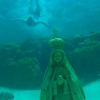Virgin of the Valley In the Los Roques Archipelago in Venezuela, a beautiful statue of the Virgin of the Valley is hidden in the sea.
